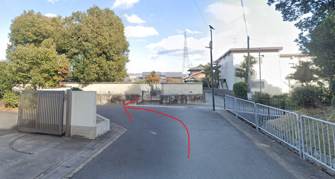 突き当りを左です。