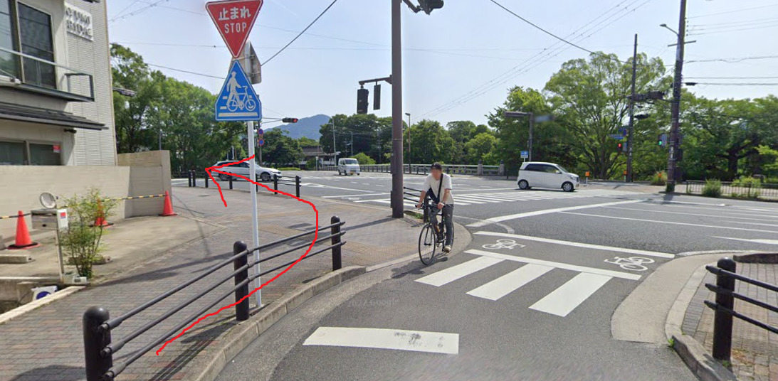 突き当りを左折して、葵橋を渡ります。