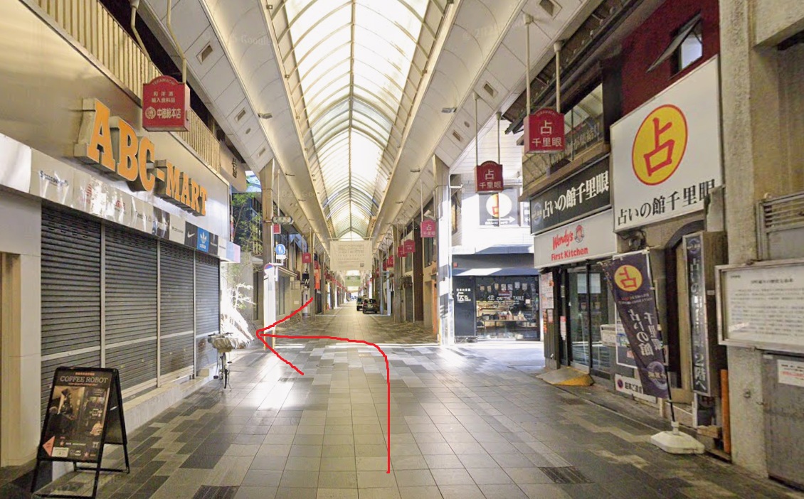 約100ｍ先を左折すると、錦市場になります。