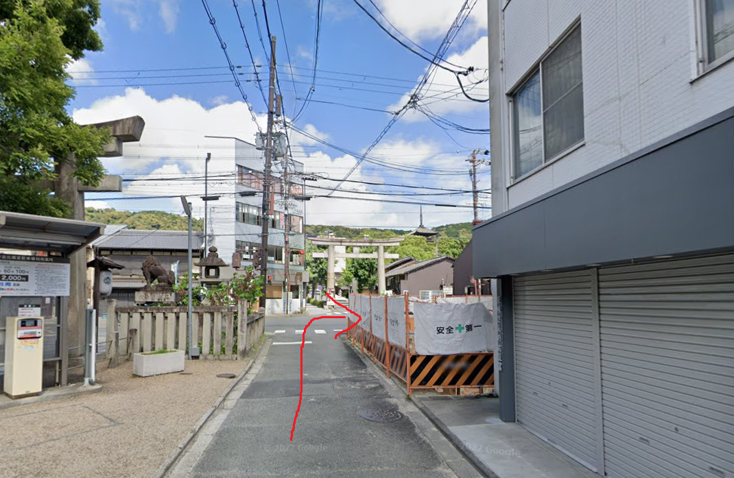 約100ｍ行くと、広い通りに出ますので、右折します。