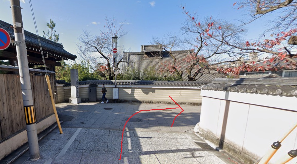 約100ｍ行くと、突き当りますので右折します。