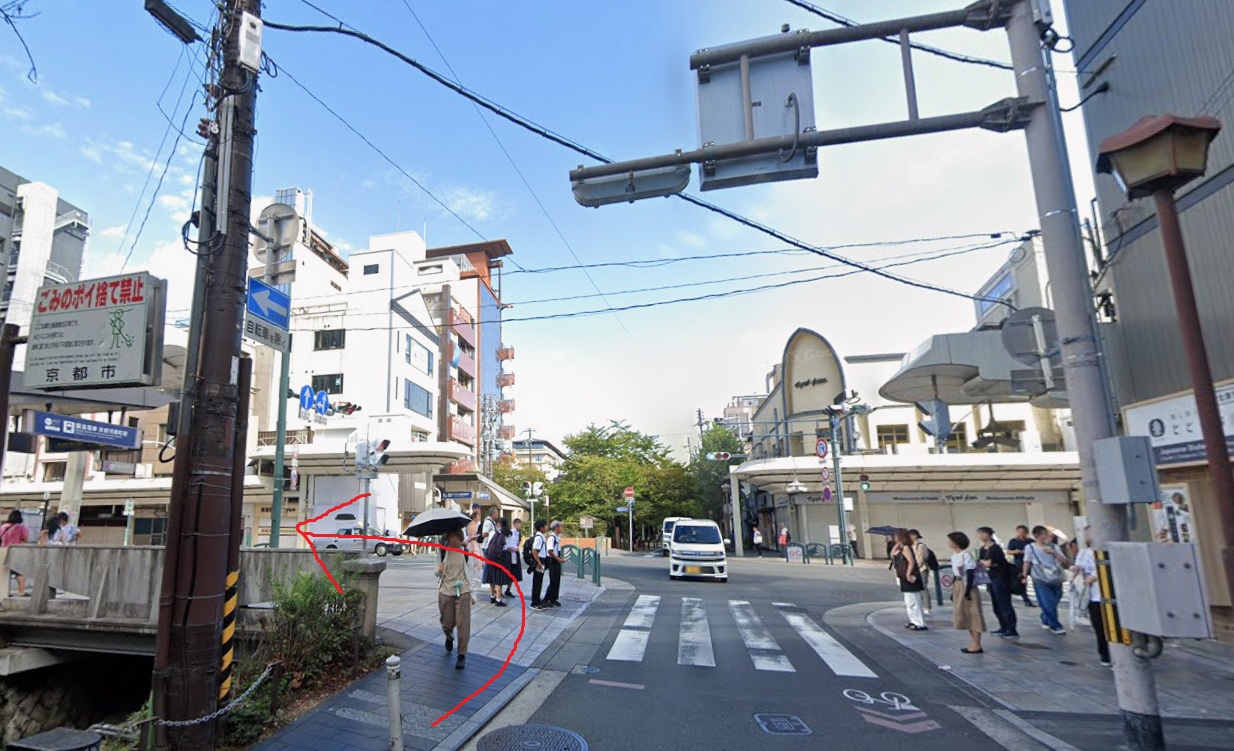 約100ｍ行くと広い通りに交わりますので左折します。