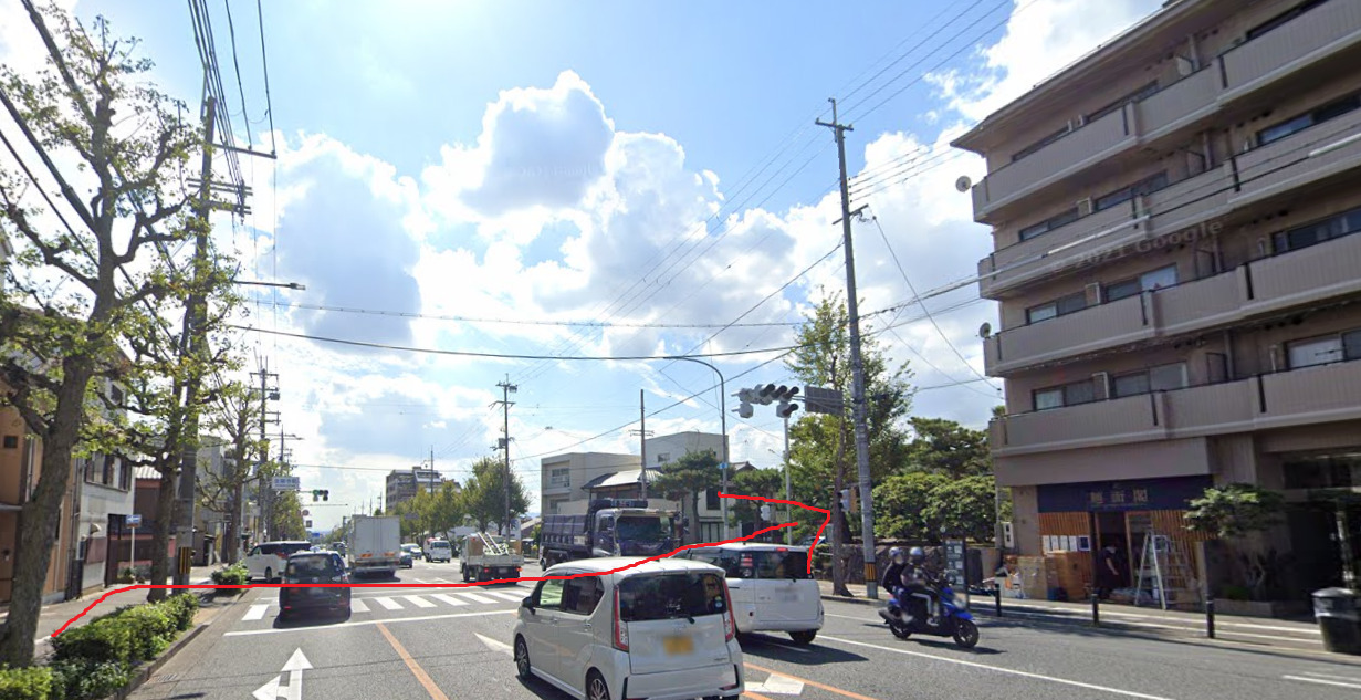 約150ｍ先の信号を右折します。