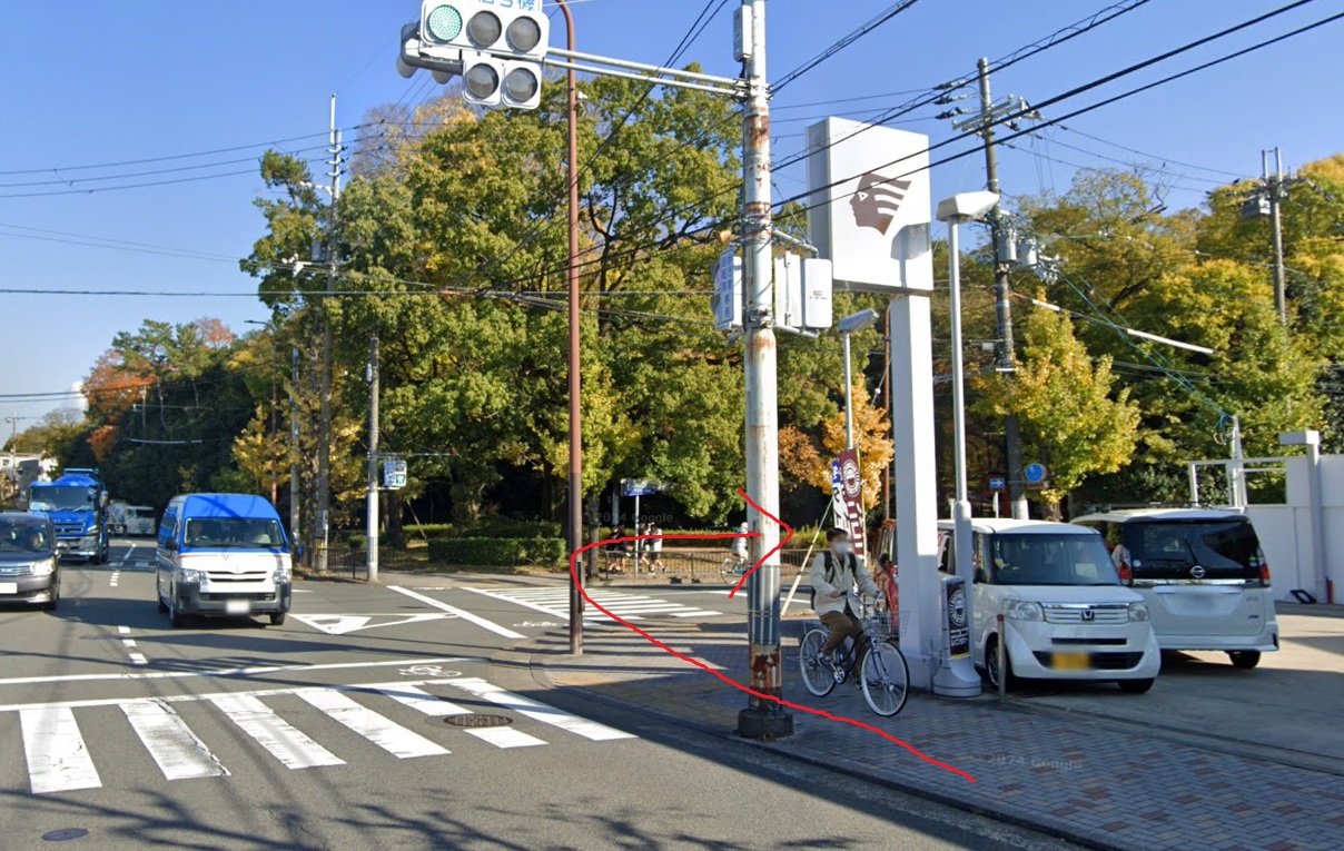 約250ｍ先の2つ目の信号を、横断歩道を渡ってから右折します。