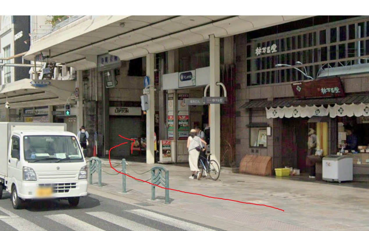 約300ｍ先を右折します。