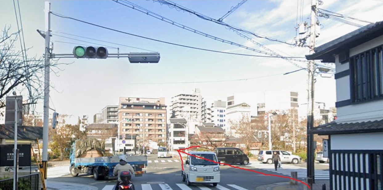 約300ｍ行くと、団栗橋が見えてきますので渡ります。