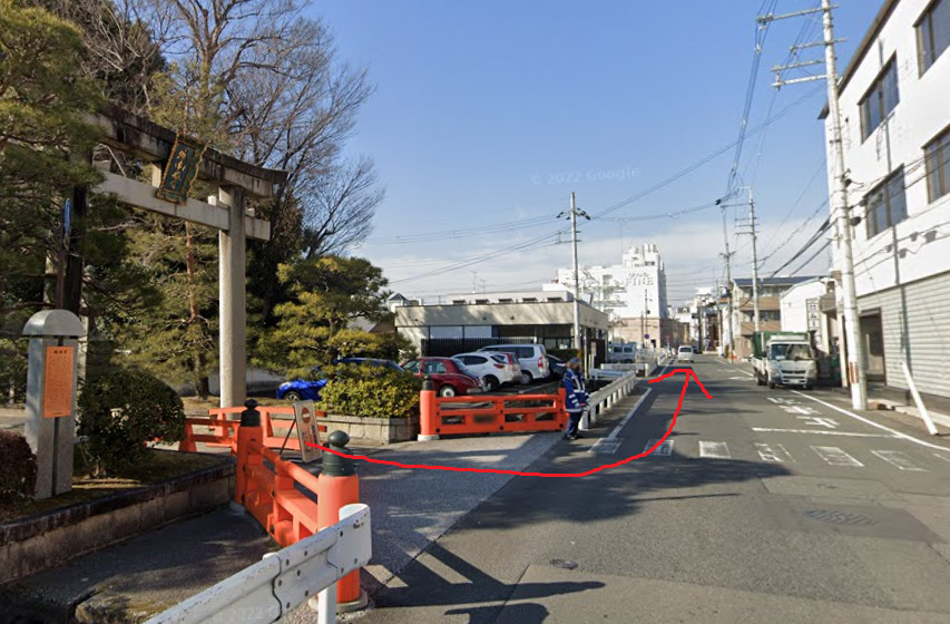 約50ｍ先の鳥居から出て、左折します。