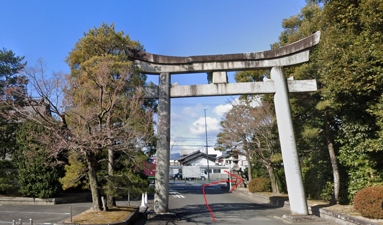 約50ｍ先の鳥居をくぐって、右方向に進みます。