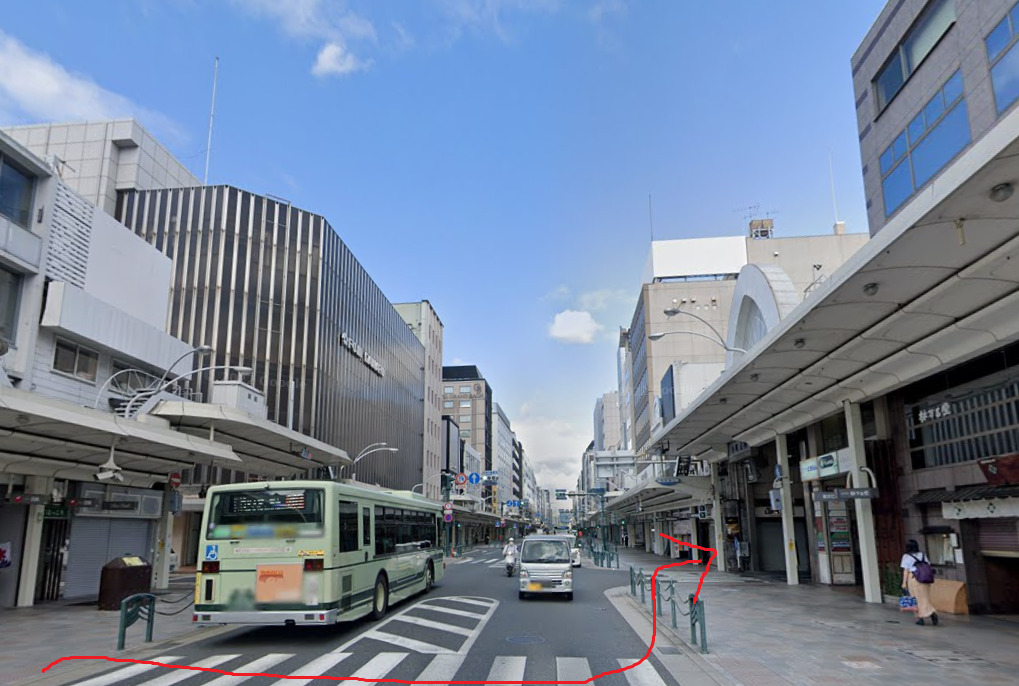 約50ｍ先を右折して、商店街に入ります。