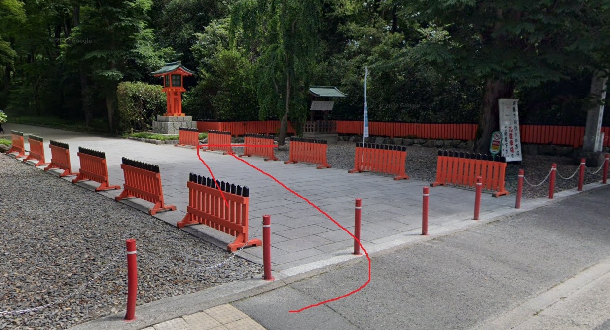 約50ｍ行くと左側に、下鴨神社の参道が見えてきます。