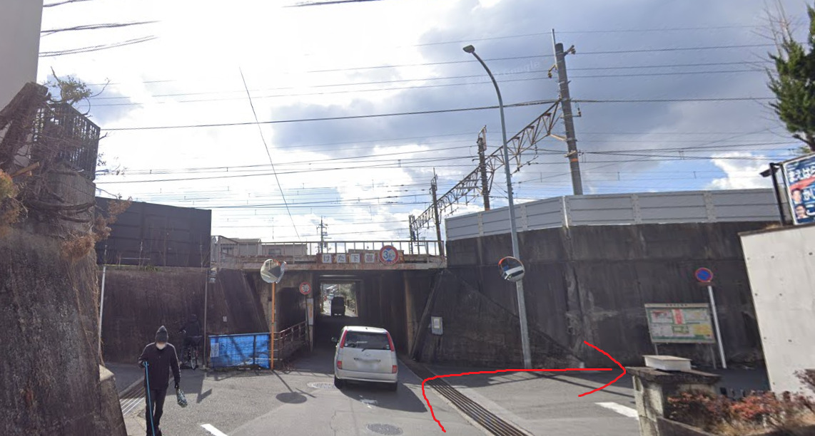 約800ｍ先の高架の手前を右折します。