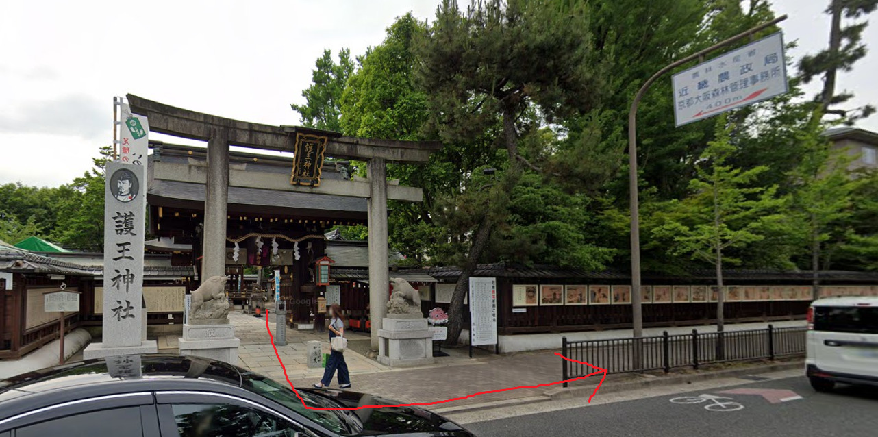 護王神社を出たら、左折します。