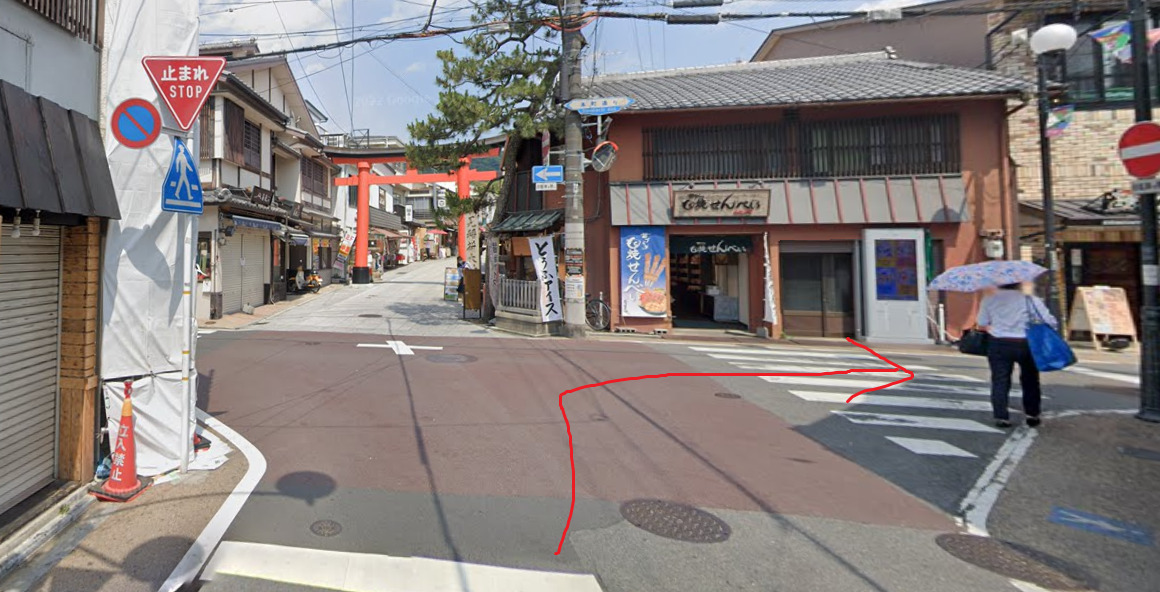 鳥居が見えてきたら、手前を右折します。