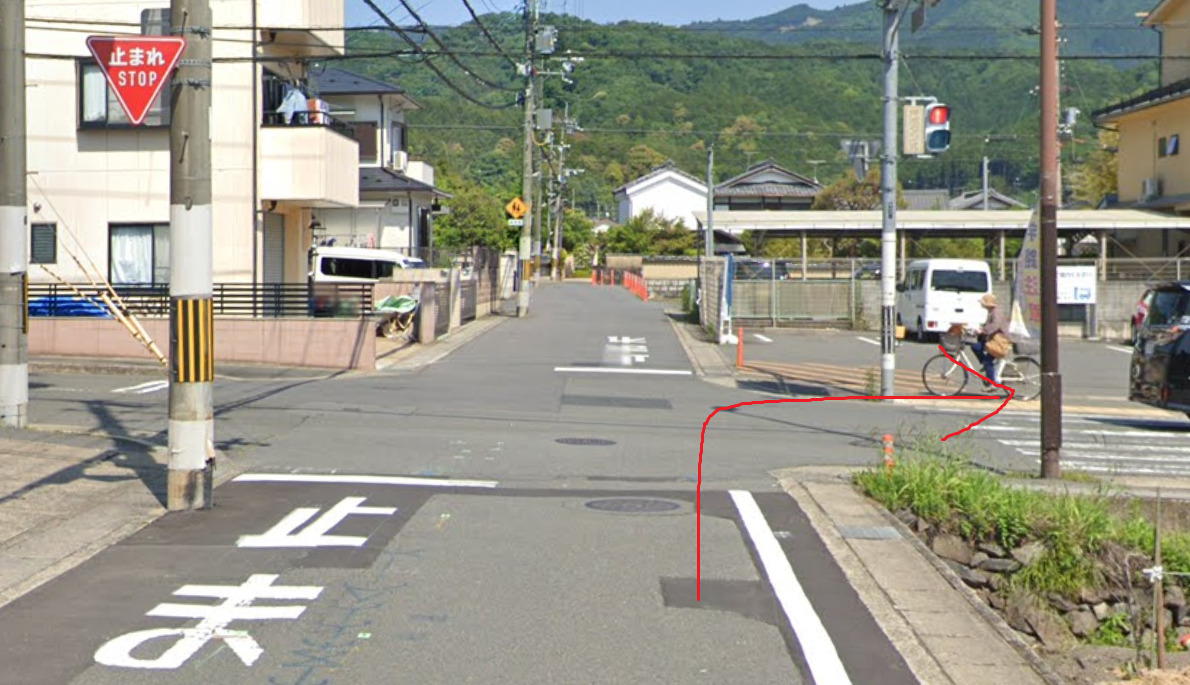 1つ目の十字路を右折します。