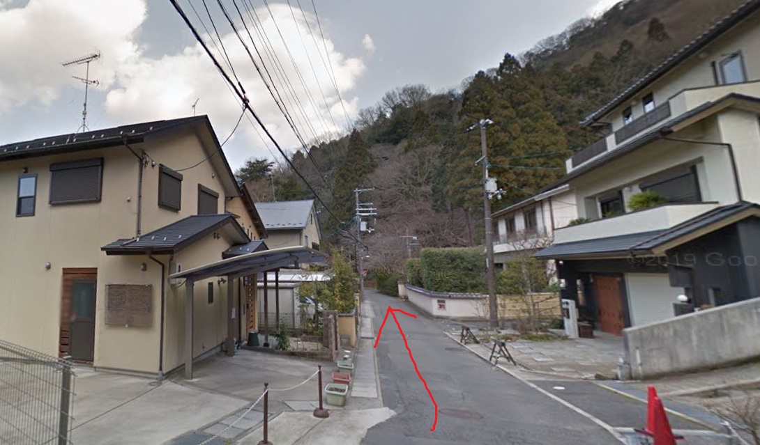 しばらく道なりです。