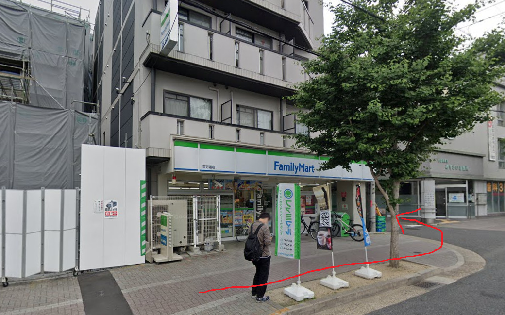 すぐのファミリーマートを左折します。