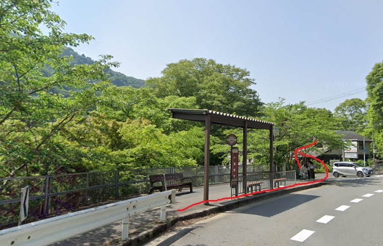 すぐ先のバス停を過ぎると、左折します。
