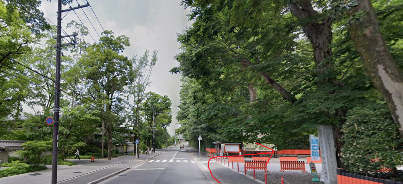 すぐ右側に、下鴨神社の参道が見えてきます。