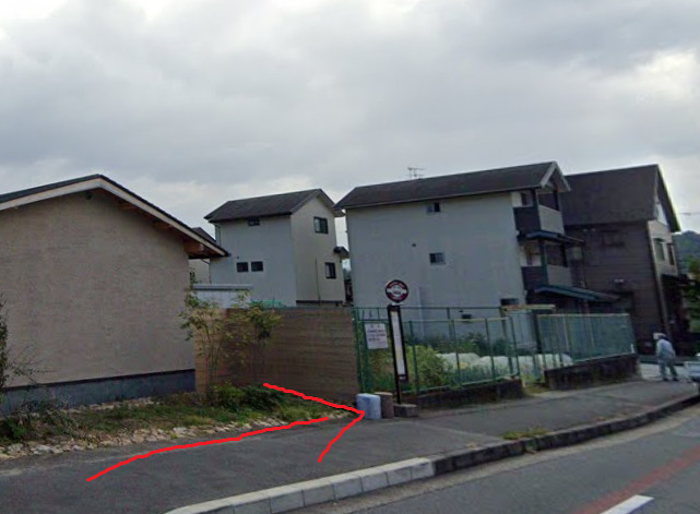 すぐ左側に、一条山バス停が見えてきます。