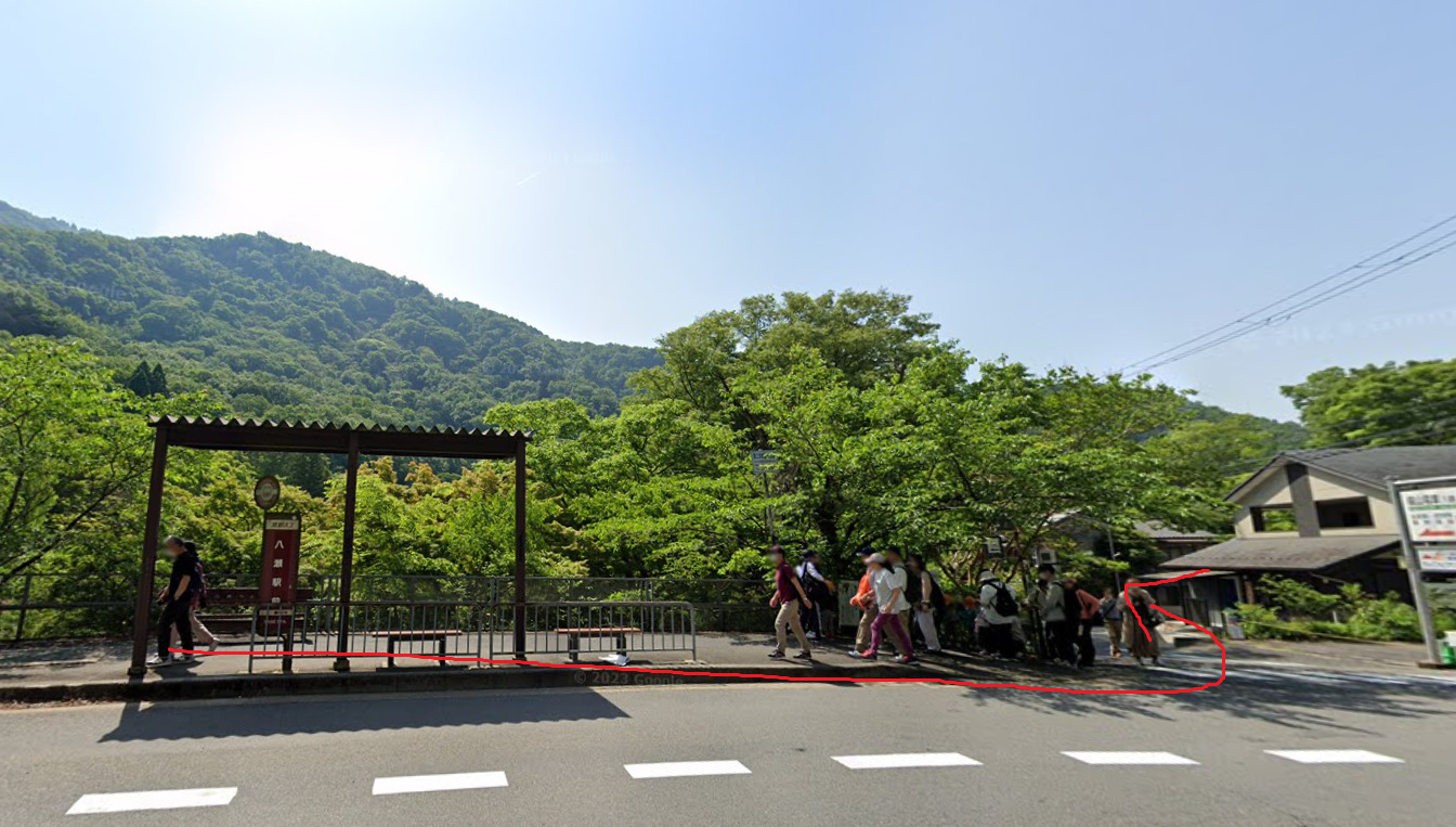 すぐ左側に、八瀬駅前バス停が見えてきます。