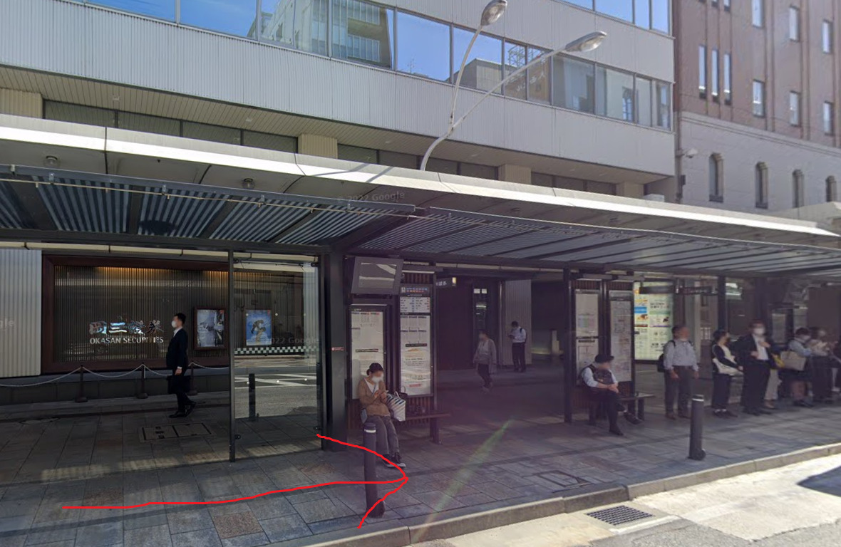 すぐ左側に、四条高倉バス停が見えてきます。