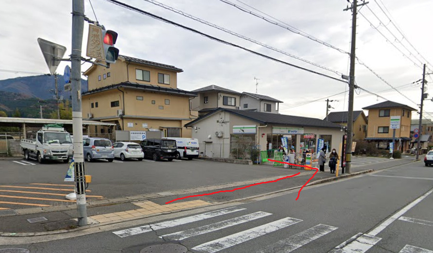 すぐ左側に、岩倉中町バス停が見えてきます。