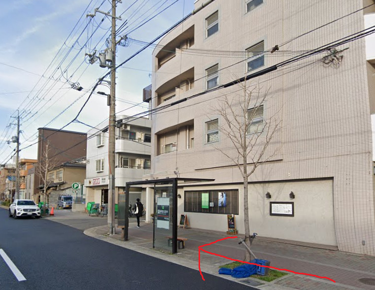 すると、すぐ右側に、叡電元田中バス停が見えてきます。