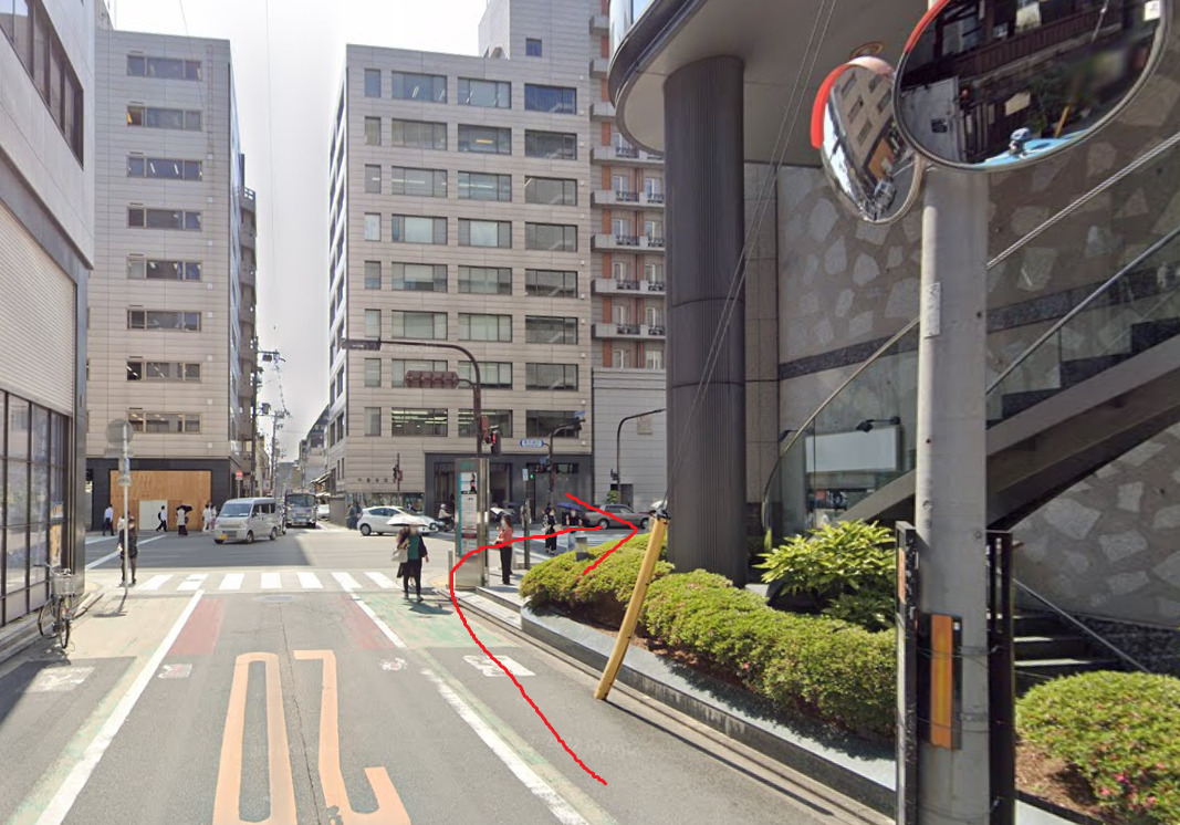 そして、すぐの信号を右折です。