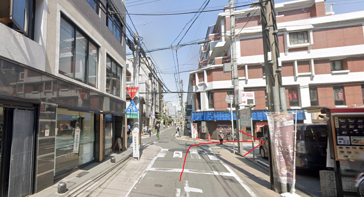 そして、すぐを右折します。