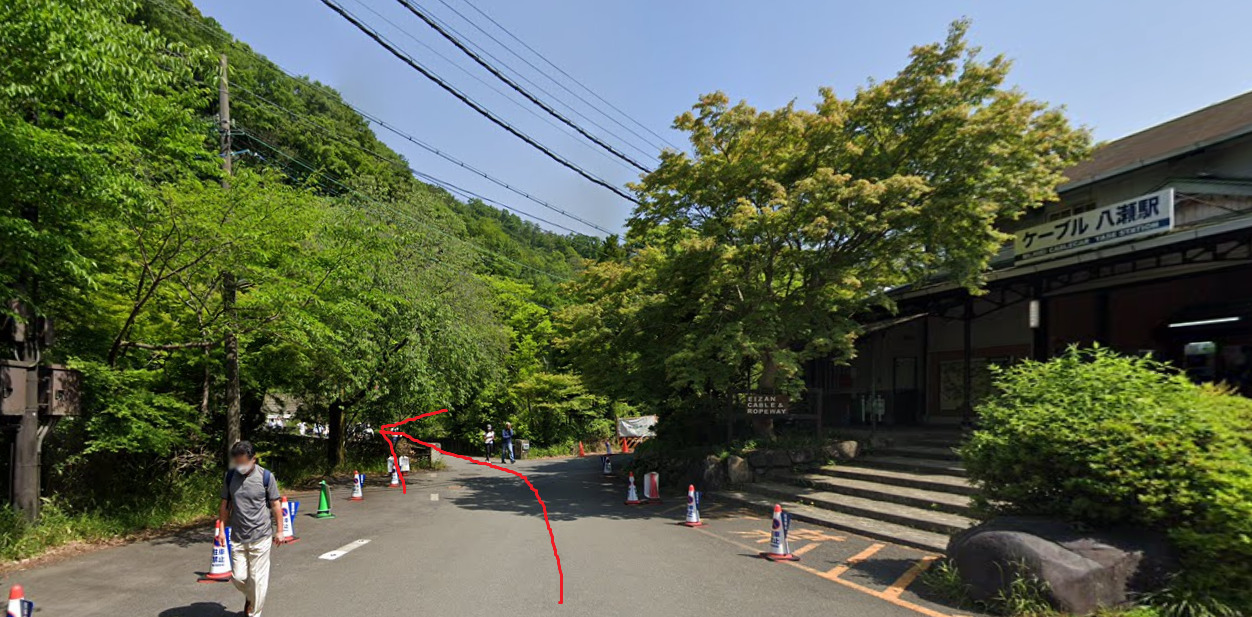 ケーブル八瀬駅を超えて、橋を割ります。