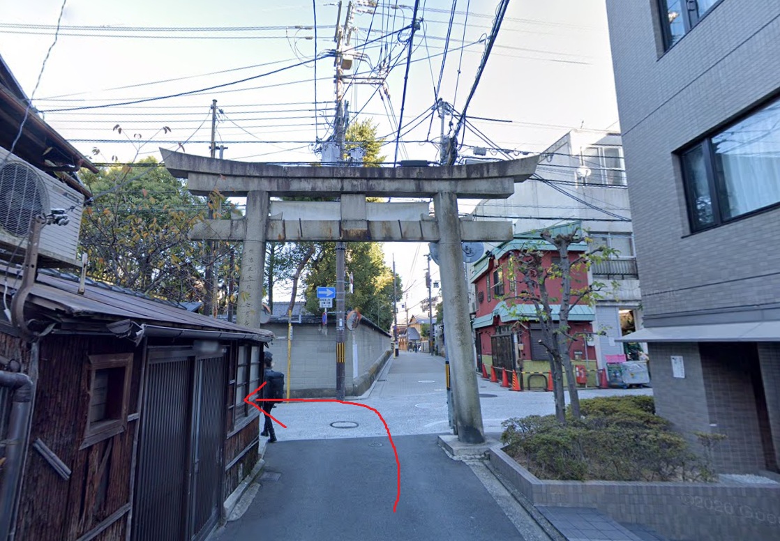 二つ目の交差点を左折します。鳥居が目印です。