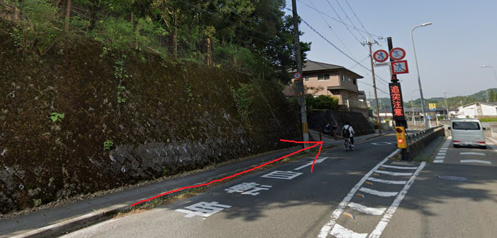 側道方面を進みます。