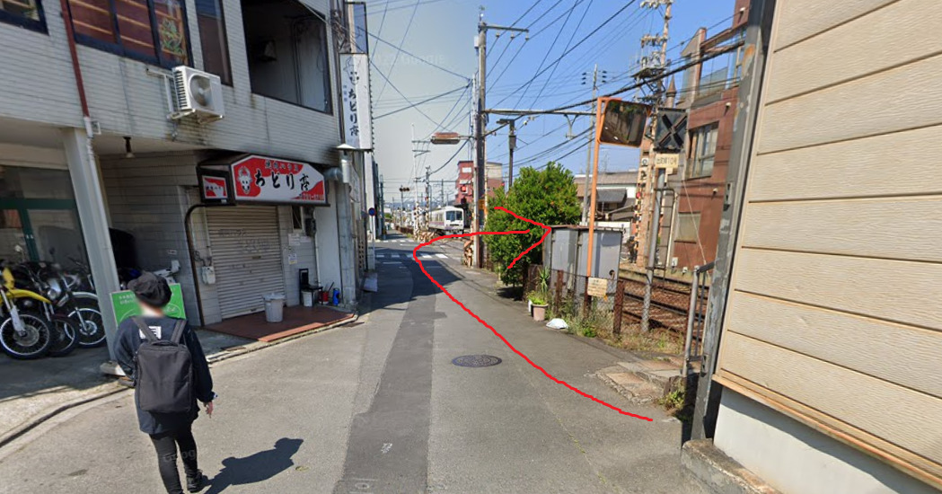 元田中駅に着いたら、右折して踏切りを渡ります。