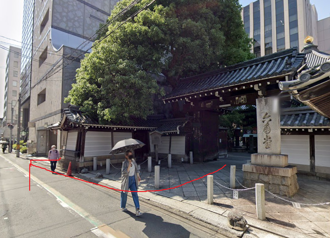 六角堂から出て、右折します。