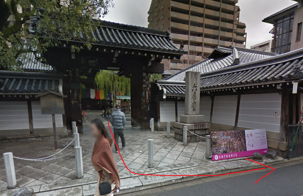 六角堂から出て、左方向に進みます。