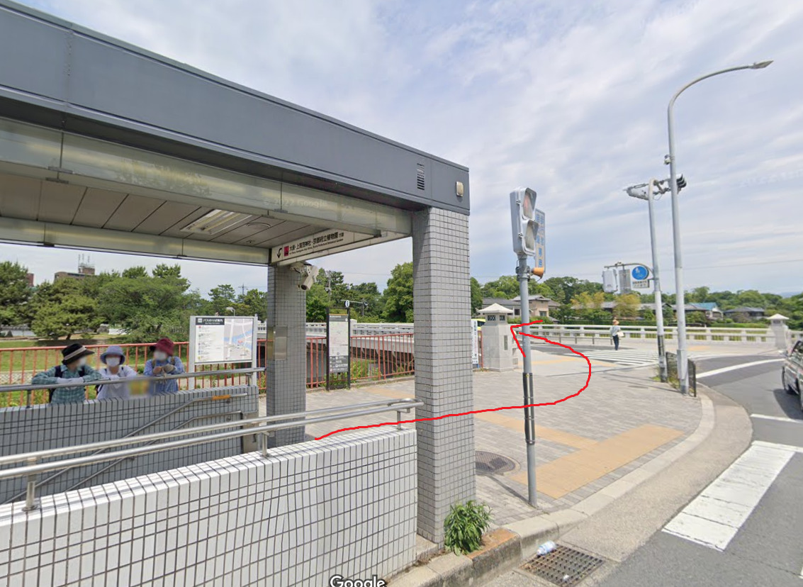出町柳駅に着いたら、出口⑤から出て、すぐの橋を渡ります。