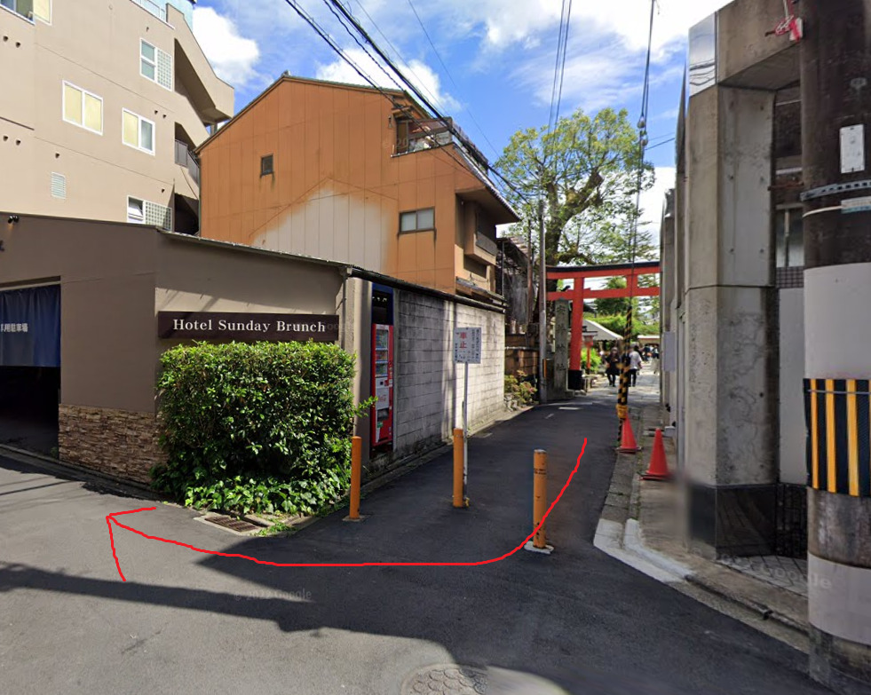 安井金比羅宮の北側から出て、左折します。