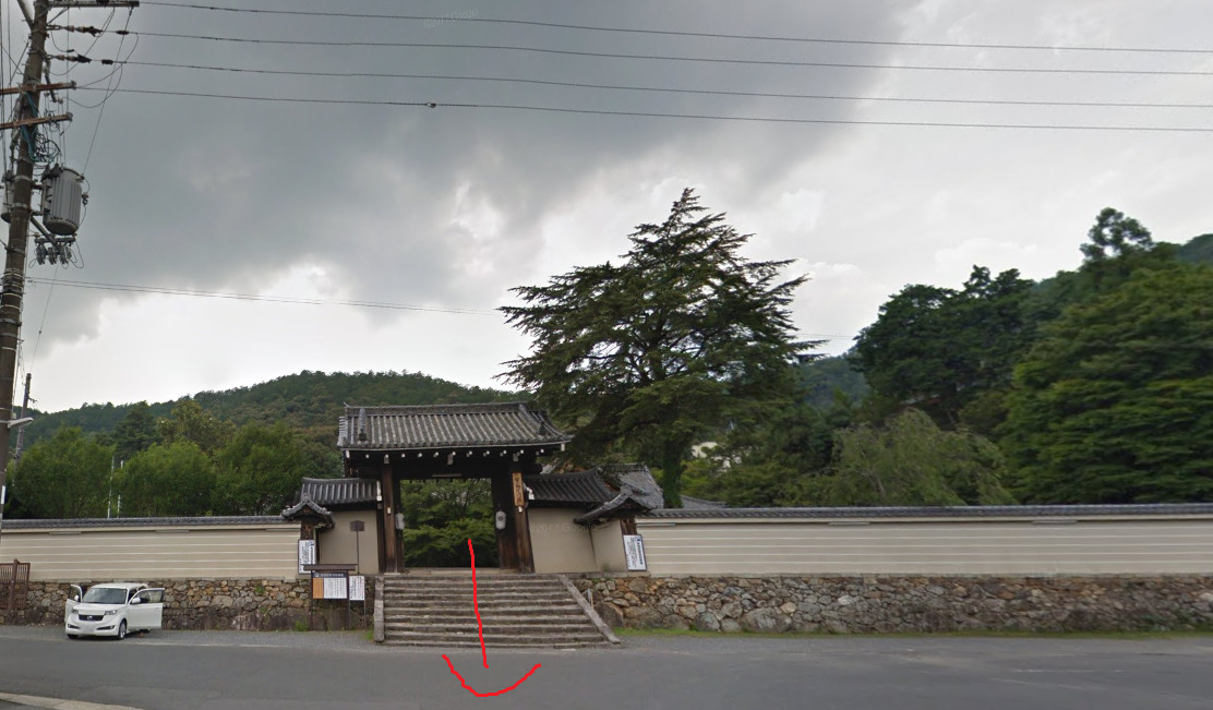 実相院から、真っすぐ直進します。