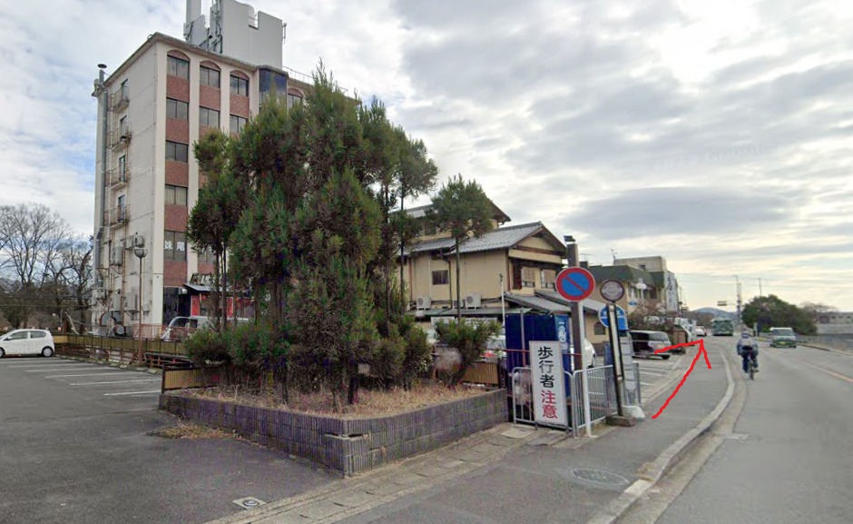 御薗口町バス停に着いたら、南方向に進みます。南方向は、バスの進行方向になります。
