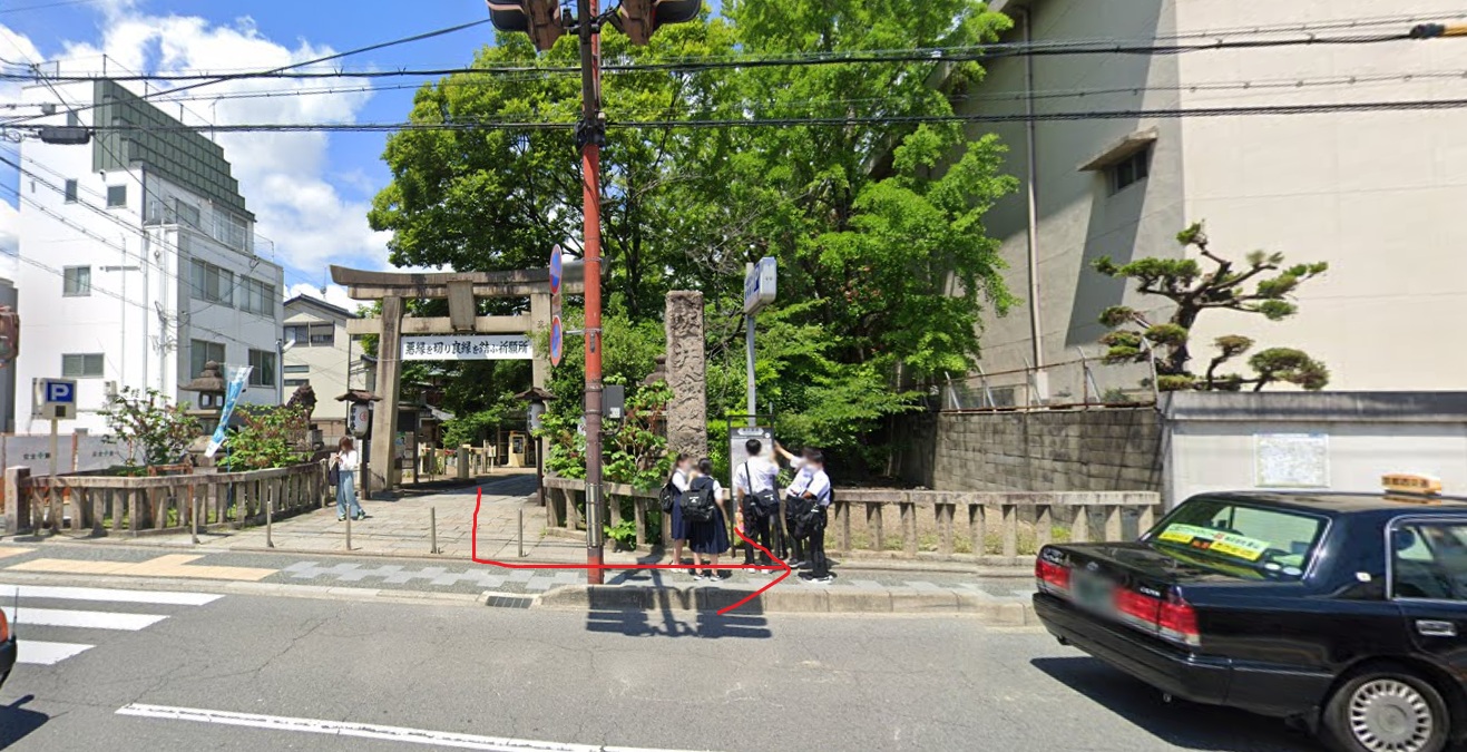東大路通に面した鳥居から出て、左折します。