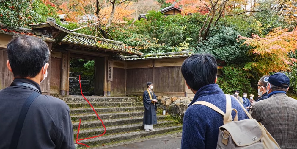 瑠璃光院から出て、右方向に進みます