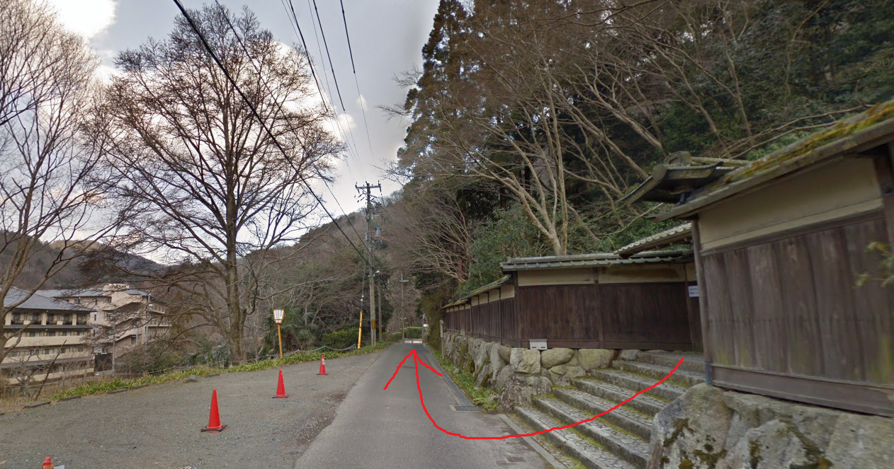 瑠璃光院から出て、左方向に進みます。