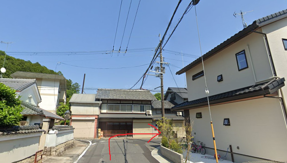 突き当りを右折します。