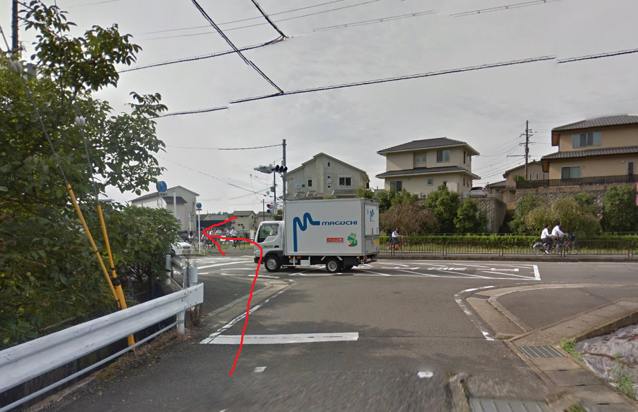 突き当りを左折します。