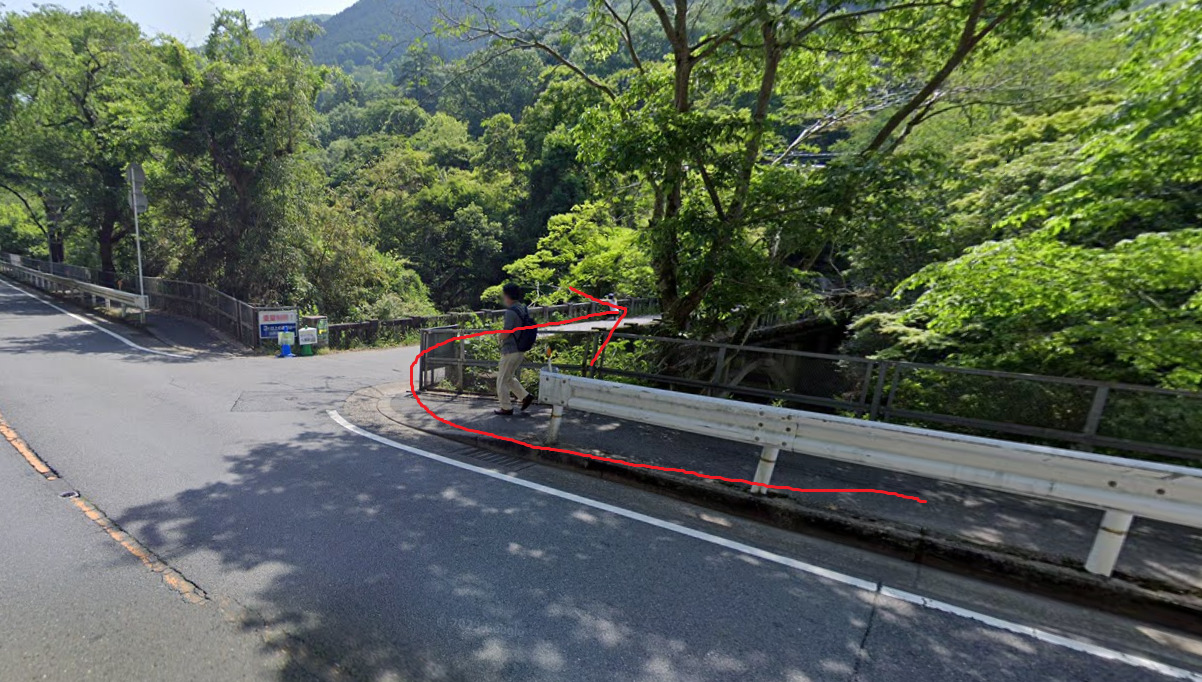 約1.0ｋｍ道なりに進み、小さな橋を渡ります。