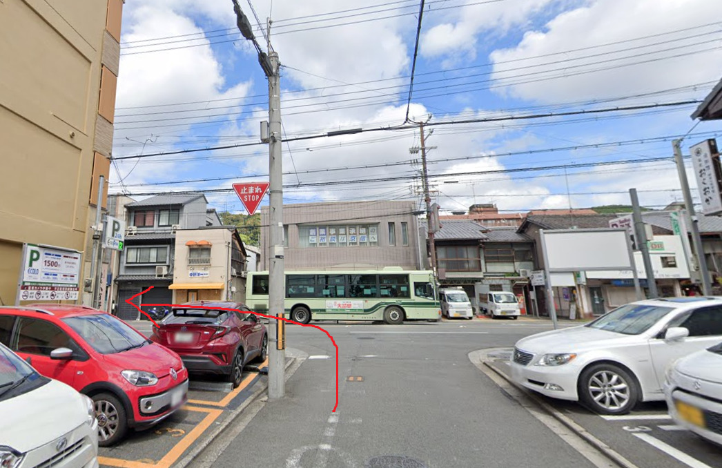 約100ｍ行くと、広い通りに出ますので、左折します。