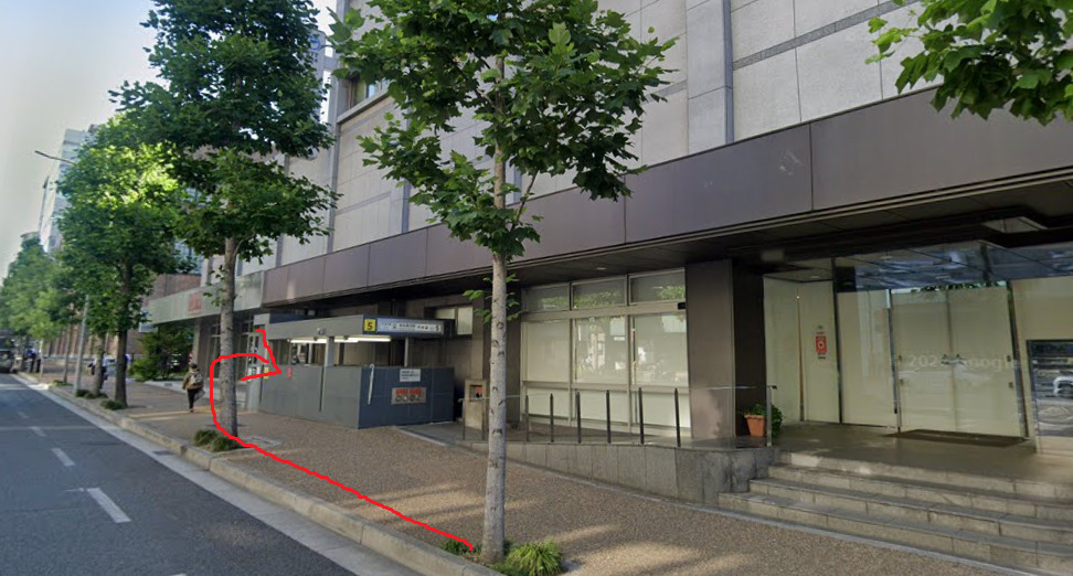 約100ｍ行くと、烏丸御池駅の5番出入口が見えてきます。