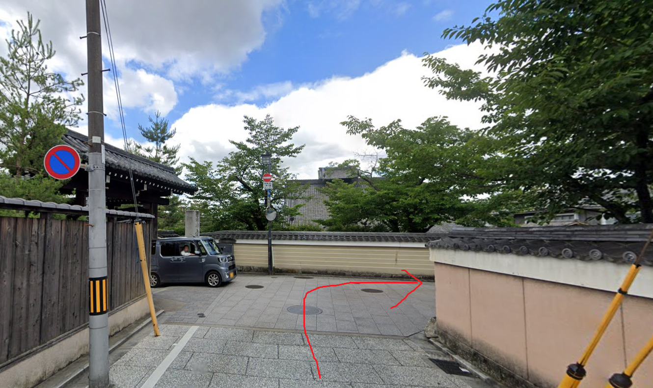 約150ｍ先の突き当りを右折します