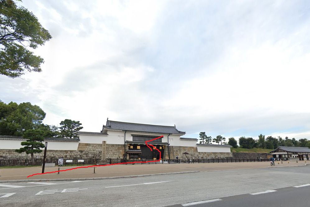 約200ｍほど行くと、左側に二条城が見えてきます。