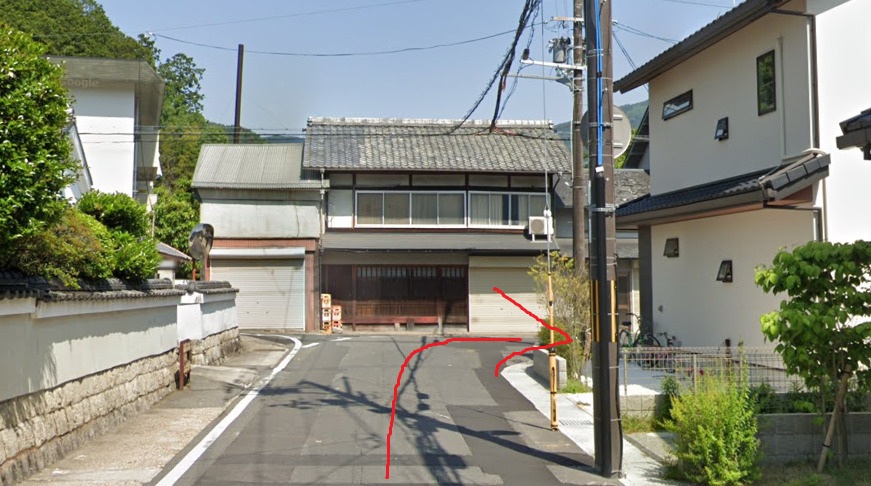 約200ｍ先の突き当りを右折します。